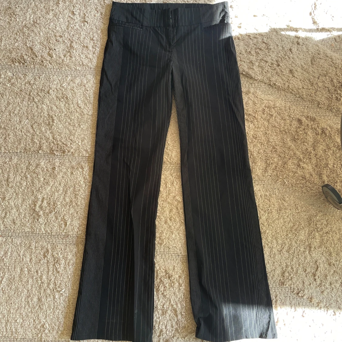 Lågmidjade randiga byxor