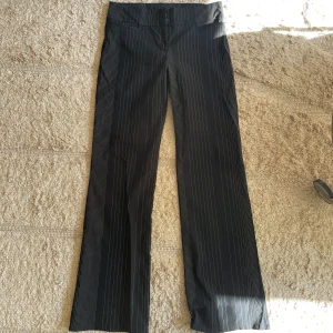 Lågmidjade randiga byxor - Lågmidjade byxor med unika ränder. Mått: 37 cm midja, 99 cm ben, 80 cm innersöm. Fint skick! Pris går att diskuteras.