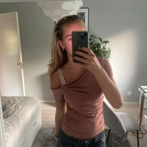 Rosa offshoulder topp - Säljer en snygg rosa offshoulder topp som är perfekt för sommaren. Den har en tight passform och är superbekväm. Toppen är i en mjuk och stretchig bomullsmix, vilket gör den perfekt för både vardag och fest. 