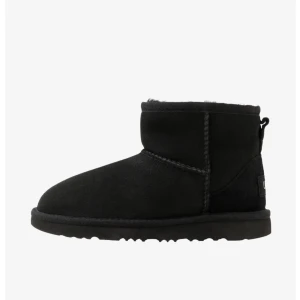 Uggs svarta  - Svarta ugg mini som jag inte längre använder! Passar prefket till hösten, priset går att diskutera 💗