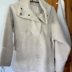 Teddyjacka - Superfin, inte kommit till användning tyvärr. Väldigt varm, perfekt till vinter och höst. Passar XS/S