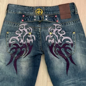 Lågmidjade Big train jeans - Säljer mina supersnygga vintage Big train jeans eftersom de tyvärr är för stora för mig. De är raka i modellen och  i perfekt skick. Står ingen storlek men skulle upskatta de till W27 L32/30. Midjemått rakt över: 38 cm Innerbenslängd: 78 cm