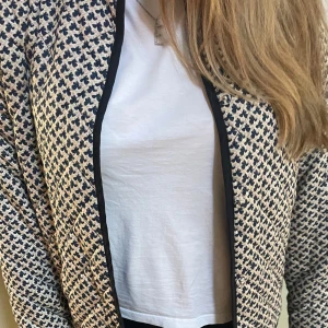 Quiltad jacka  - Bra skick, super snygg och perfekt till hösten då den inte är för varm. Har blivit använd kanske 2 gånger och dags för att den säljs. Den har knappar så den kan stängas men syns inte på långt håll. Skriv för flera bilder eller om någon har frågor💞💞