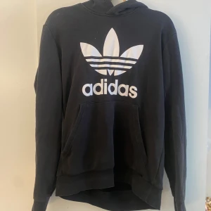 Hoodie  - Hoodie från adidas, skulle säga storlek S (14/15år)