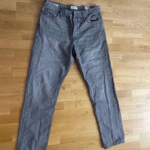 Gråa jeans  - Bra skick! Pris diskuteras 