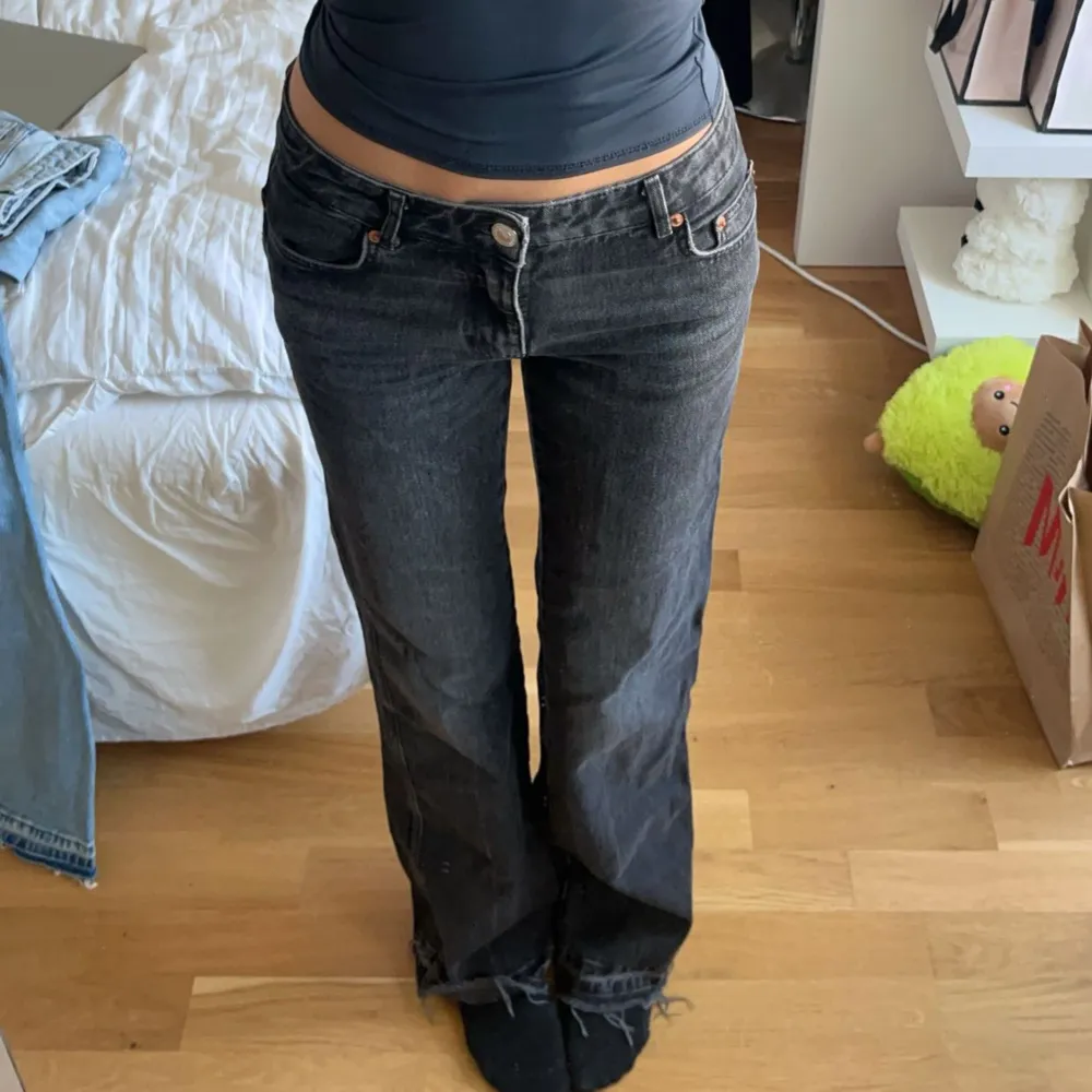 Säljer mina andra jeans💓 Soarsamt använda och i bra skick🫶🏼. Jeans & Byxor.