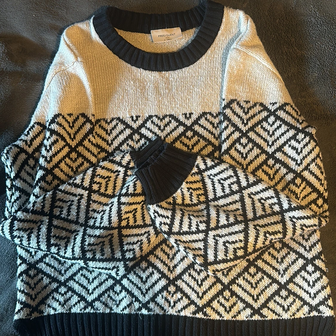 Mönstrad stickad tröja från Free/Quent