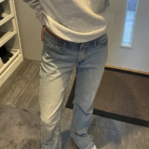 Jeans - Säljer mina jeans som jag tror kommer från brandy, de är köpa här på Plick men blivit små för mig där av säljer jag dem. (Första bilden är från tjejen jag köpte byxorna av) jag har använt jeansen ett fåtal gånger