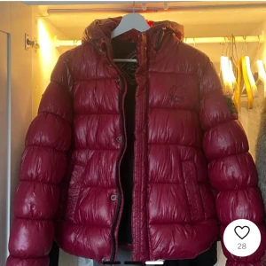 Vinröd Superdry jacka - Säljer min vinröda superdry jacka då jag köpte i fel storlek 💕. Bilderna är lånade. Orginalpris 1500. Jackan har ett litet hål på armen som har lappats.