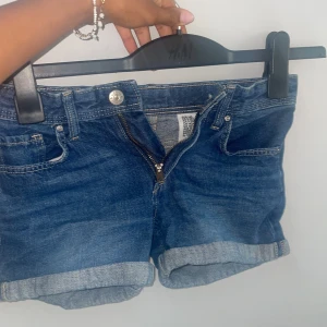 Jeansshorts  - Använd ett par gånger av mig, i bra skicka utan fläckar eller hål.