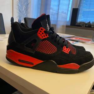 Tja säljer dessa skit feta Jordan 4  box medföljer 