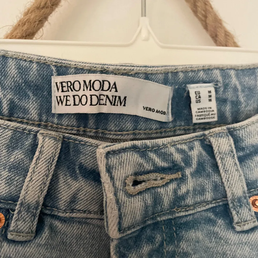 Säljer denna superfina Vero Moda Denim Jeanskjol i storlek M! använd en gång superfin nu till sensommaren/hösten!. Kjolar.