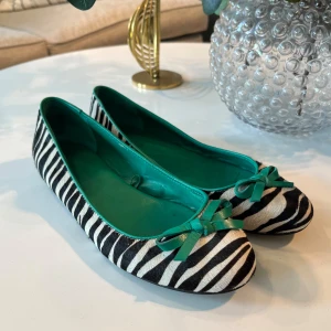 Ballerinaskor zebra  - Coola ballerinaskor med zebramönster, bra skick 🦓🦓🩷