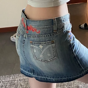 Mini skirt Jeans Angel 5 - Cool mini skirt med texten ”Angel 5” och rhinestones 