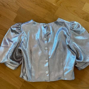 Guldig fest topp - En jätte fin guldig zara fest topp men knappar på baksidan  Skriv om ni har frågor 💕 Pris kan diskuteras 