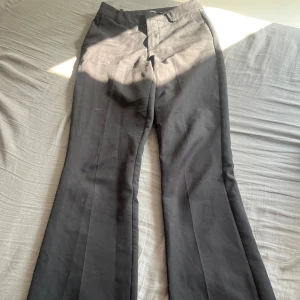 Svarta kostymbyxor  - Säljer mina supersnygga kostymbyxor från BikBok i Vera modellen. Midwaist i storlek 34❤️ Jättefint skick!