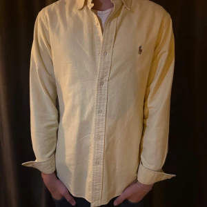 Ralph Lauren skjorta - En fräsch raffe skjorta i storlek S! Nyskick inga defekter, bra material och enkel att styla. Skriv vid frågor!