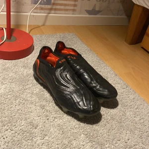 Adidas copa fotbollskor - Säljer ett par svarta fotbollskor från adidas copa. De har lite håll vid sidan av bredsidan, lite på tån och lite grann på yttersidan av skon. Annars är skorna fina. Skorna är storlek 40 2/3. Passar precis som storlek 41. Ord pris 2800kr.