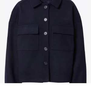 Kappa från About you - Säljer nu min kappa från About you i marinblått. Den är använd ett fåtal gånger men är i väldigt bra sick. Kappan är köpt för två vintrar sedan ich säljs inte längre på hemsidan. Nypris 900kr, mitt pris går att diskutera!