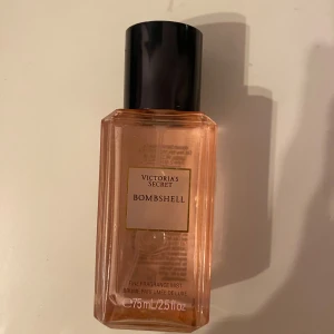 Victoria Secret - Victoria Secret parfym Bombshell. Knappt använd 75 ml från början. 