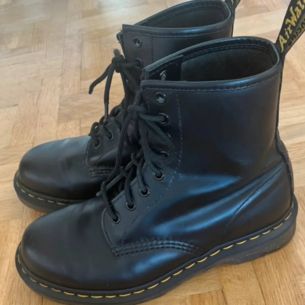 Klassiska Doctor Martens i modellen ”1460 Original” i slät läder. Använda men i fint skick. Plasten på ena skosnöret har lossnat (se bild 3). Nypris ligger runt 2000kr🌟. Skor.