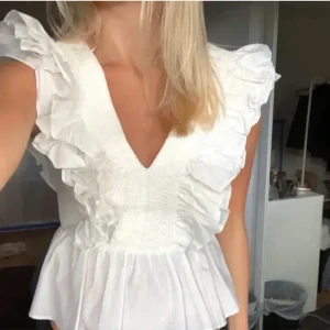 vit blus - Säljer denna vita blusen ifrån H&M! OBS första bilden är lånad, andra bilden är min💞💞