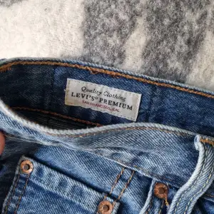 Jeanskjol från levis köpt second hand. Säljer då den är för liten för mig...Skriv för fler bilder eller mått!