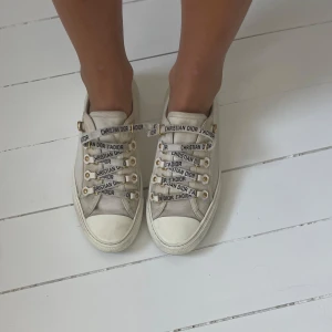 Christian dior skor  - Sååå snygga skor från dior, köpta i butik i Sthlm. Finns box och kvitto!! ÄKTA!🥰😘