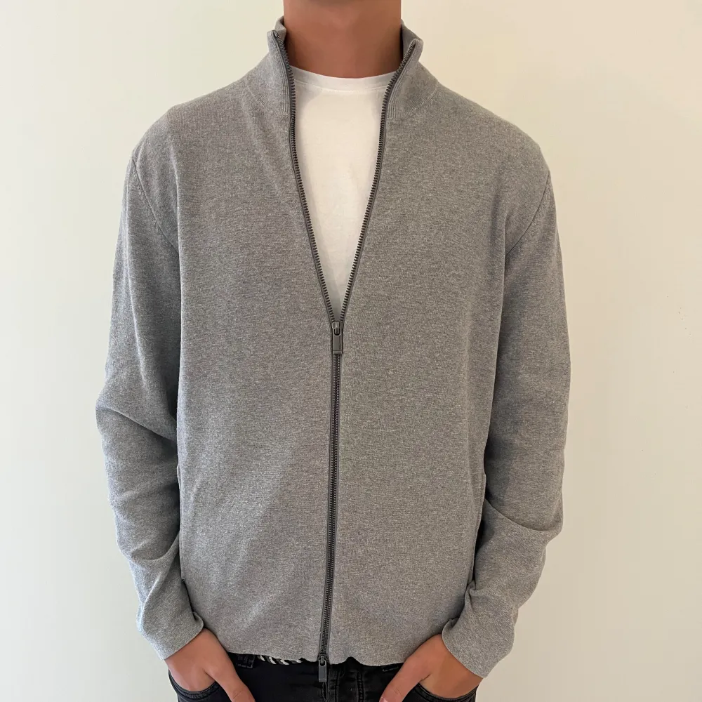 Grå zip hoodie från Massimo Dutti! Nypris 800kr💸 Säljer då jag tycker den sitter lite stort på mig och därför inte kommer till användning. Pris kan diskuteras vid snabb och smidig affär🙌. Tröjor & Koftor.