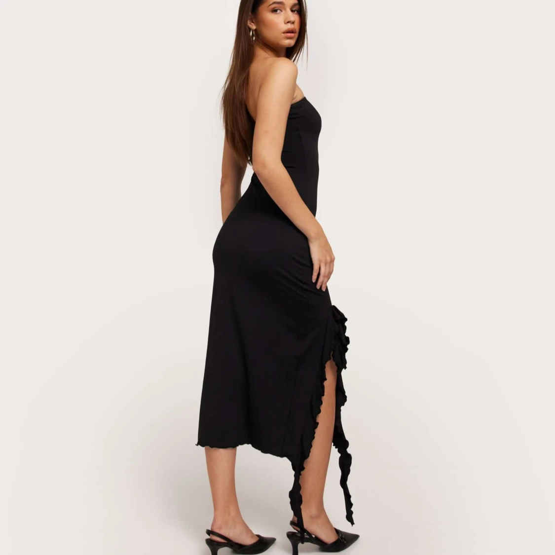 Only svart midiklänning med volanger - 93