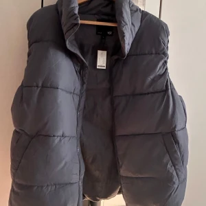 Blå väst ifrån Lager 157 - Blå väst ifrån lager 157, aldrig använt helt ny med prislappen kvar. 