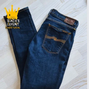 Nudie Jeans  - Nudie Jeans av modellen Long John, Storlek: 32/32 - Skicket på jeansen är väldigt bra utan defekter - varat pris: 649kr - Nypris: 1599kr