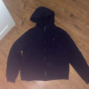 Bra hoodie som är jätte fin! Den var köpt i april men passar inte mig längre, jag köpte den för 1200 ungefär och därför säljer jag denna varan för 850, priset kan diskuteras!