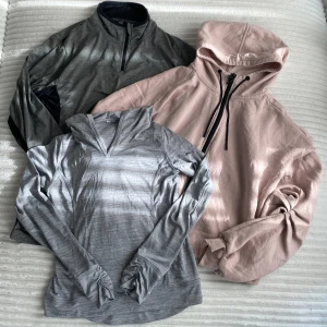 Tre stycken träningströjor Stl S  - Mörkgrå tröja. Storlek S. Bra skick.  Ljsusrosa tröja med huva och dragkedja. Ok skick! Storlek S.  Ljusrosa tröja med huva. Mycket fint skick! Storlek XS. 