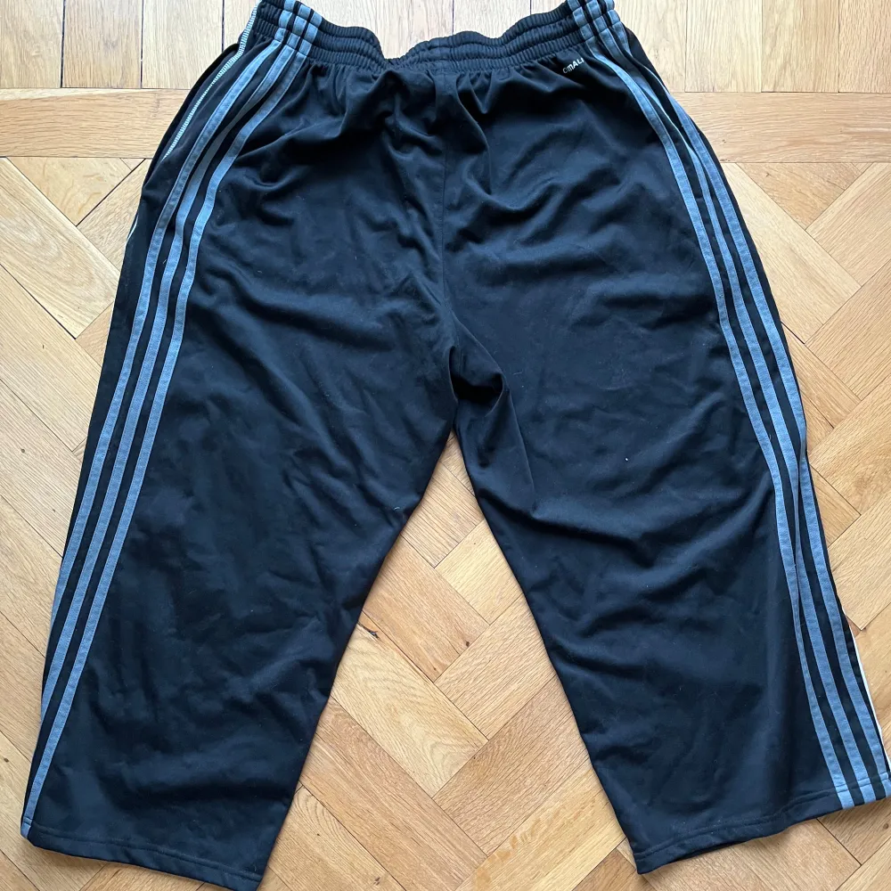 Säljer ett par loose fit adidas byxor i svart/metallic färg med storlek L i midja och kortare ben, ca - 3/4. Byxorna är slappa och perfekta för Casual klädsel. Tveks inte att höra av er vid funderingar.. Jeans & Byxor.