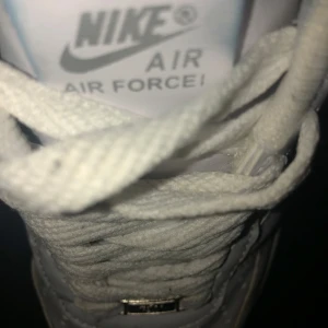 Nike air Force 1 - Funkar perfekt är osäker på storleken men har för mig att de va 40! Hör av dig om du vill köpa smutsen på skorna går o tvätta bort innan du köper ifall du vill de 👍💯