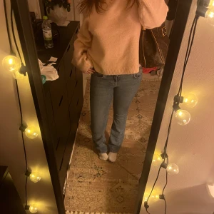 Lågmidjade zara jeans! - Utsvängda lågmidjade jeans. Sköna och snygga! Köpta för 400kr och inga defekter!❣️❣️