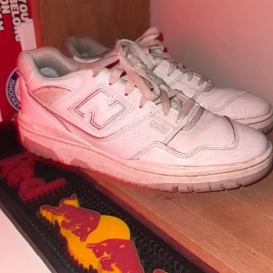 New balance 550 - Hej, säljer dessa 550 grå/vit sjukt snygga hyfsat skick inga större skador bara lite smuts, box och allt og finns. Bara skriva vid frågar!