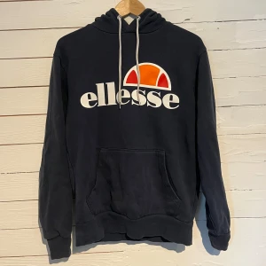 Marinblå Ellesse hooide (S) - Säljer nu denna marinblåa Ellesse hoodie för 119kr! Den är i storlek small och är i bra skick. pris kan diskuteras, hör av dig vid funderingar!😁