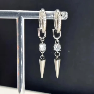 Handgjorda örhängen - Handgjorda örhängen ●Material- rostfritt stål och zirconia kristall ●Gjord i bra kvalitet 💎Örhängeskrokar -100% rostfritt stål . Nickel fri.☆☆☆Längd - 5cm,  paret 160kr 