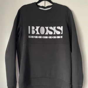 Hugo boss tröja, annvändt några gånger. St S - Köpte tröjan för något år sen, annvände den några gånger men bytte still så att nu ligger den i gadirobet och tar plats. Storleken är S och tröjan är som helt ny. 