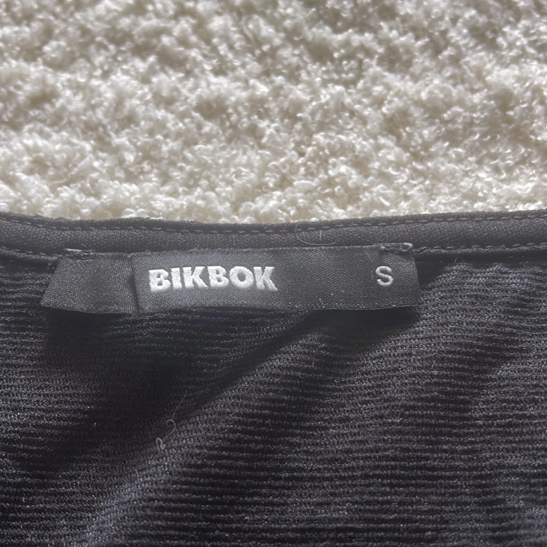 Svart topp med detaljer  - 1