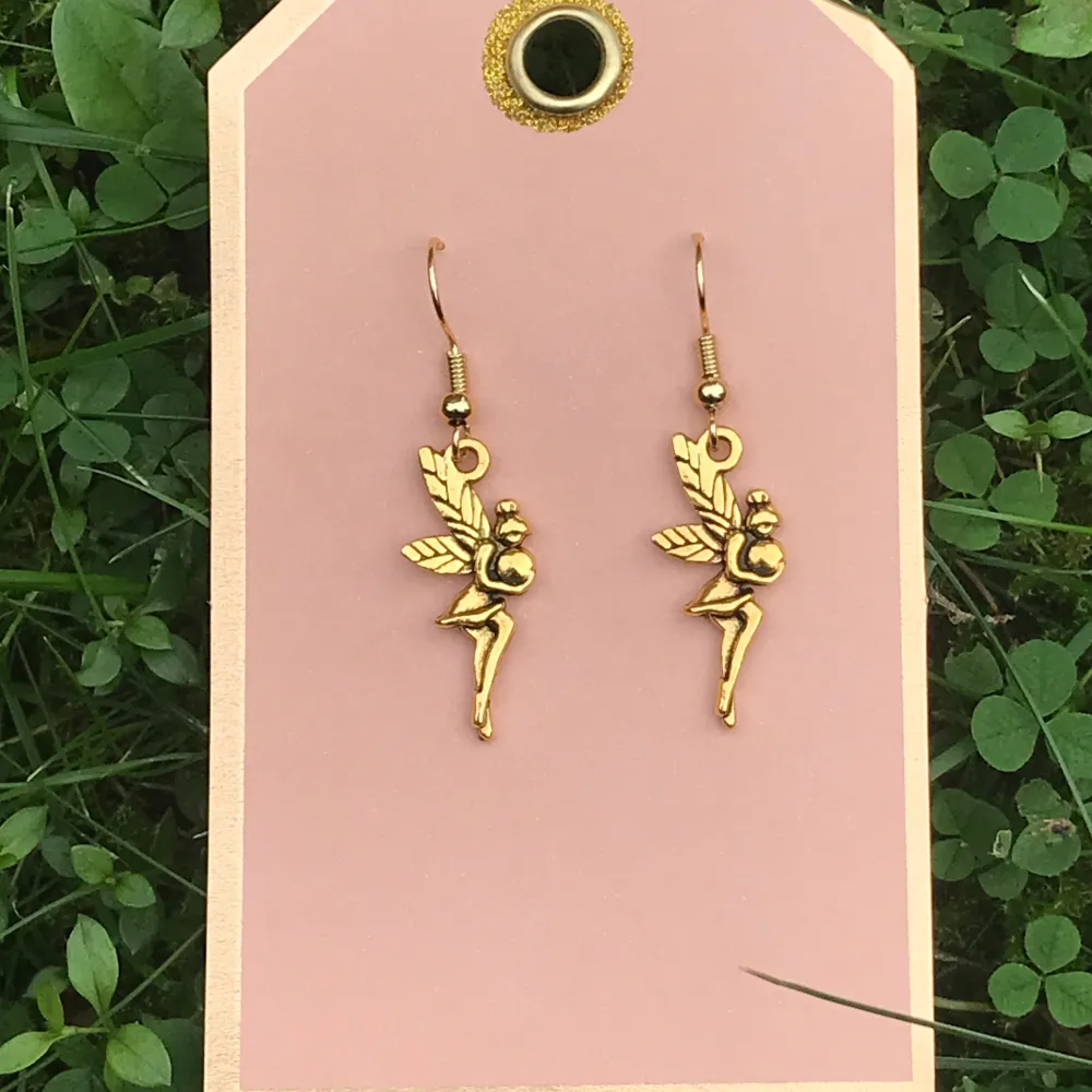 Vackra guld fe-örhängen🧚🧚finns en massa liknande på min profil 🌸⭐️🐞🦋. Accessoarer.