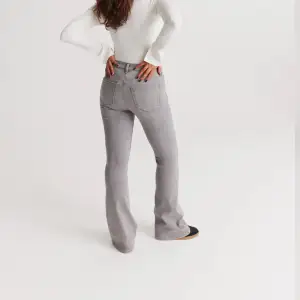 Säljer ett par snygga grå jeans från Gina Tricot. De är i storlek 146. Dom är Low waist bootcut💕 används inte längre💕💕