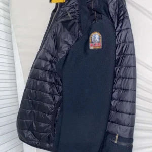 Parajumper jacka - Bekväm jacka,i bra skick, lite riven vid fickan av jackan. Pris kan också diskuteras om det blir snabb köp.