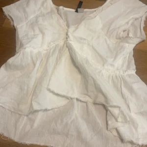 Vit topp - Storlek s men skulle säga att den är ganska stor i storleken skriv i dm för fler bilder🩷tvättar allt innan jag skickar!!! 