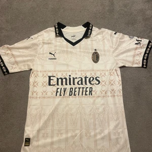 Fotbolls tröja Ac Milan - Ac Milan designer tröja. Perfekt skick.