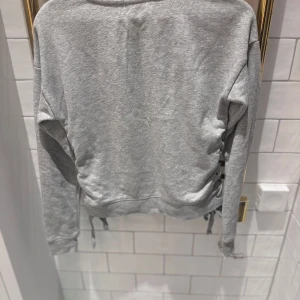 Tröja med snörning  - Bra sick,aldrig använt💞
