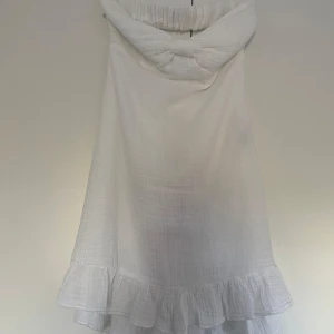 Gullig klänning - Vit strapless klänning ifrån stradivarius🤍 Aldrig använd🤩