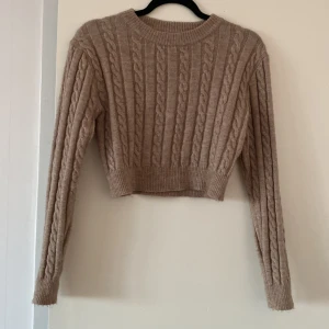 Croppad tröja - Beige tröja från Shein. Fint skick. Längd på framsidan: 38 cm Stl S